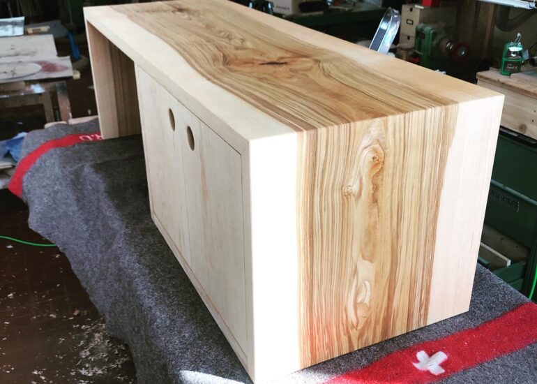 Meuble à chaussure en bois avec joints cachés