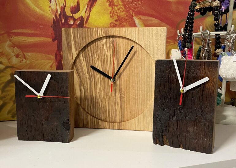 Horloges en bois de différentes formes