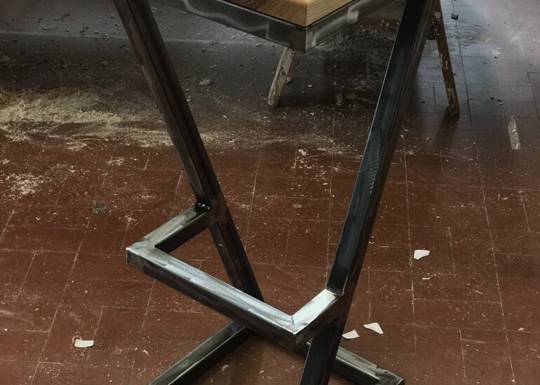 Tabouret de bar en bois et métal de style industriel